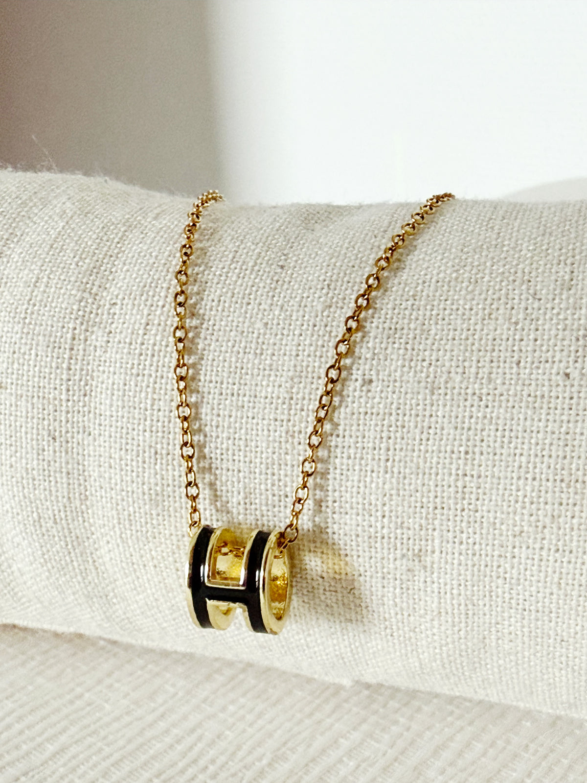 Collier H